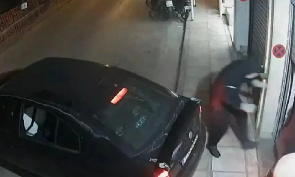 Κινηματογραφική διάρρηξη σε κατάστημα αυτοκινήτων στους Αμπελόκηπους